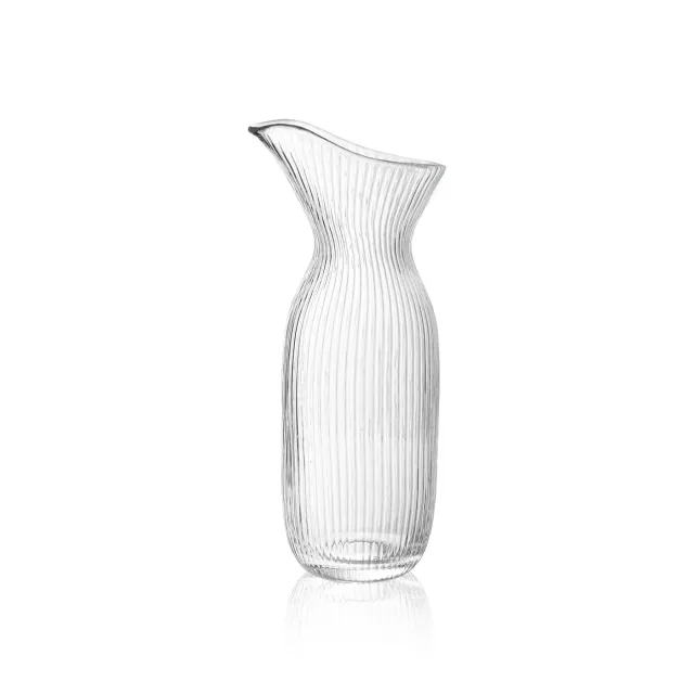 Karafa Heirloom Crystal na bílém pozadí