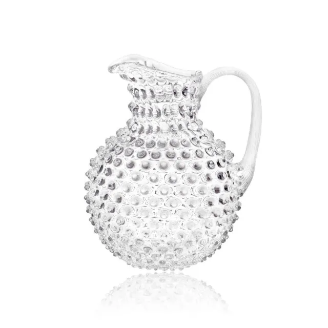 Čirý džbán Hobnail Crystal s plastickými výstupky na bílém pozadí