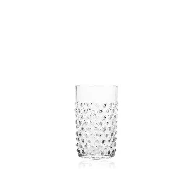 Sklenice Hobnail Crystal na bílém pozadí
