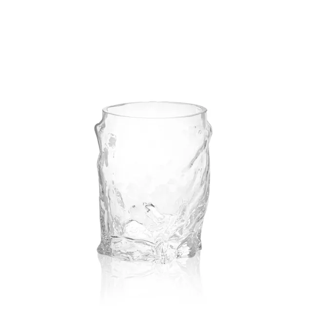 Sklenice Liquid Glass na bílém pozadí