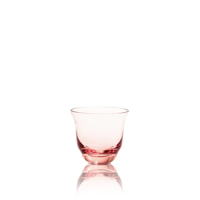 Růžová sklenice Shadows Suede Pink na bílém pozadí