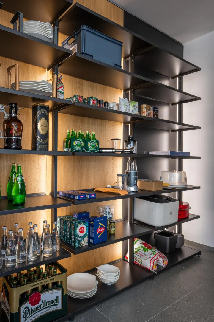 Policový regál se světelnou lištou a lahvemi